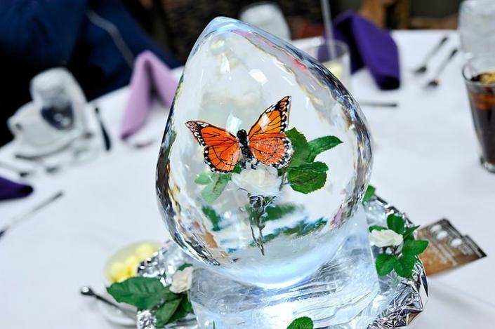 This butterfly-themed mini centerpiece ice sculpture is small but huge in detail. 