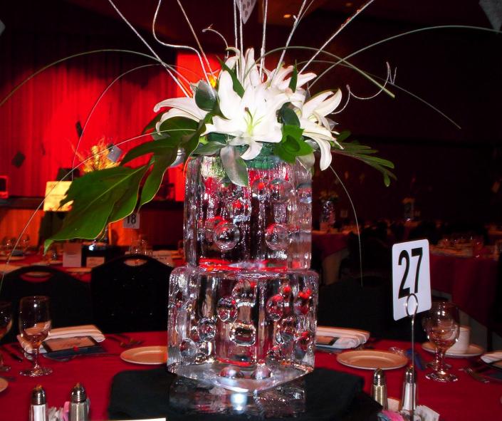 Looking for unique ways to add decor to your table centerpieces? Our ice centerpieces are one our customer's favorites! Feature your favorite fresh or artificial flowers with a custom mini centerpiece. Let the experts from Krystal Kleer Ice Sculptures, LLC help you wow your guest.  